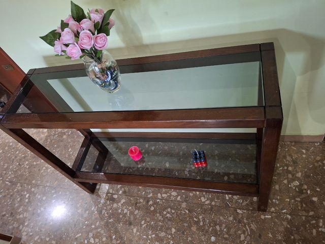 Recibidor de madera con repisa de cristal