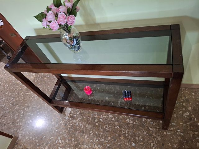 Recibidor de madera con repisa de cristal