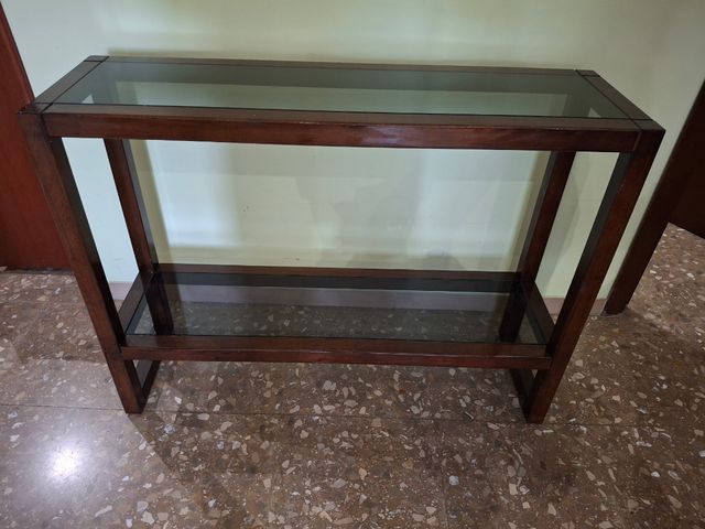 Recibidor de madera con repisa de cristal