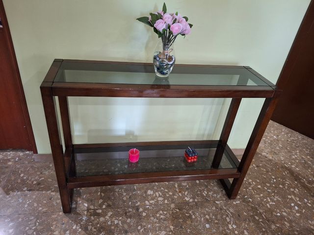 Recibidor de madera con repisa de cristal