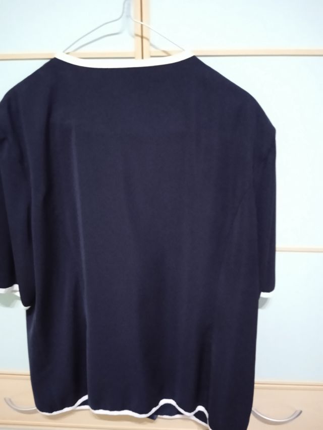 Camicetta blu elegante con bordo bianco