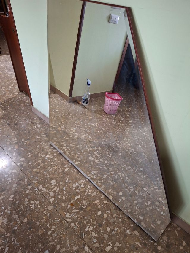 Espejo antiguo de madera marrón