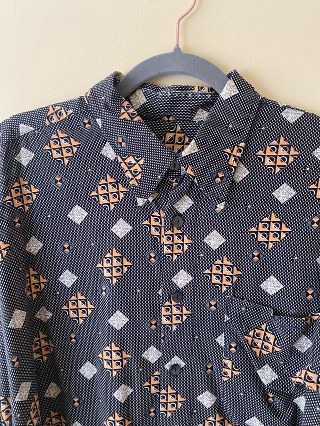 Camisa vintage negra y naranja