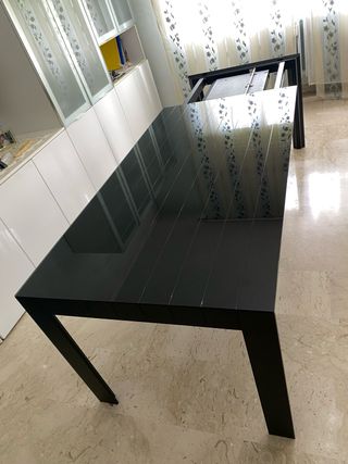 Tavolo in vetro temperato nero dal design moderno 