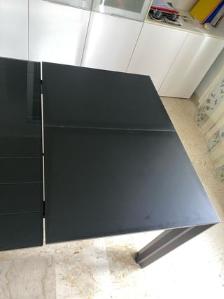 Tavolo in vetro temperato nero dal design moderno 