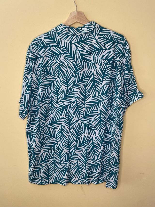 Camisa hawaiana verde y blanca