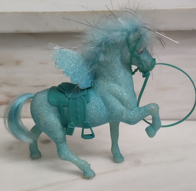 Caballo alado brillante azul