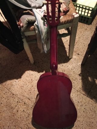 Guitarra clásica pequeña