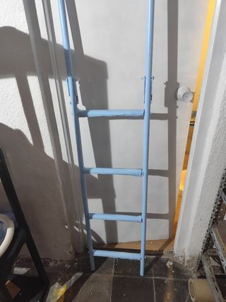 Escalera metalica azul piscina