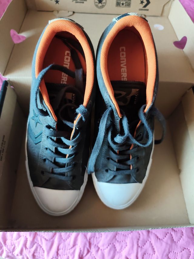 Converse grises y naranjas