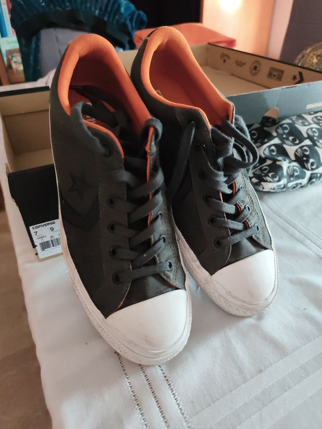 Converse grises y naranjas