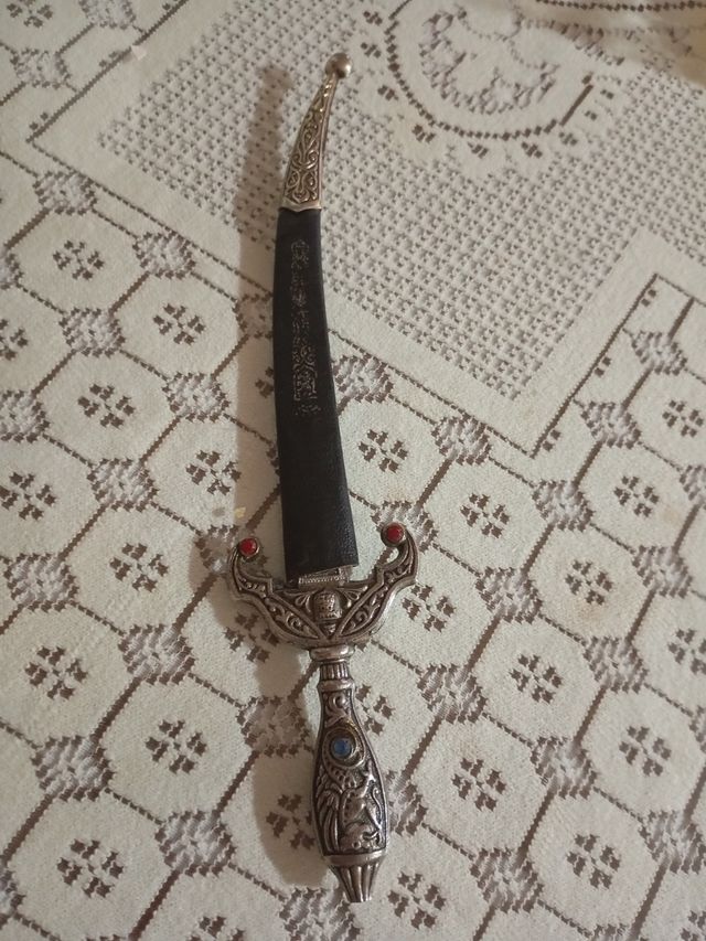 Adaga decorativa antigua