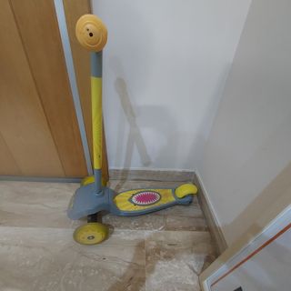 Monopatín infantil El Corte Inglés. 
LUZ EN RUEDAS