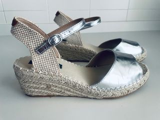 Sandalias cuña plata. Nuevas. 

