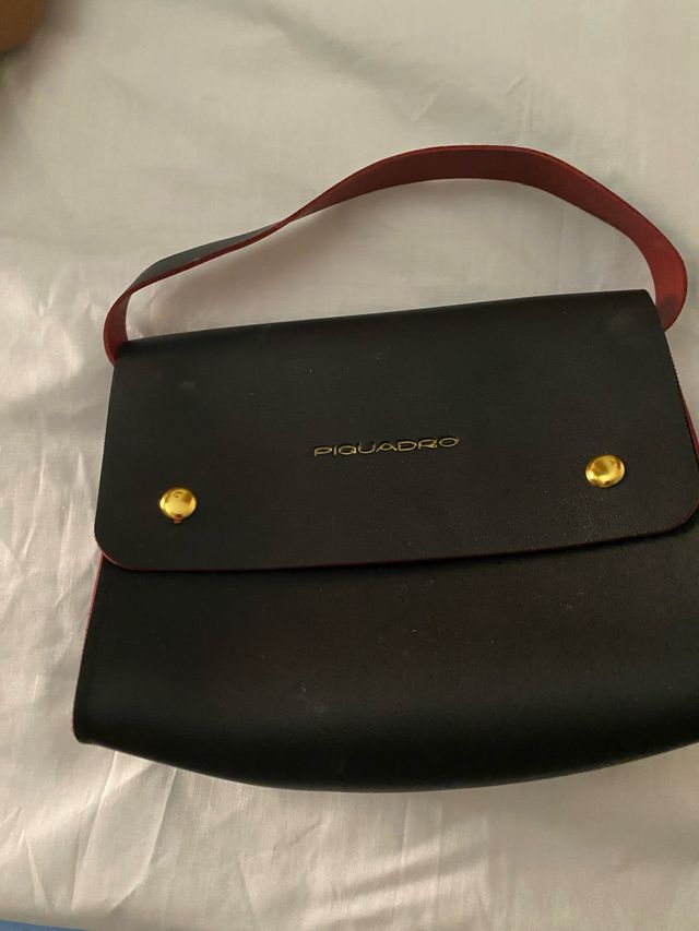 Neceser PIQUADRO - Bolso pequeño negro y rojo.