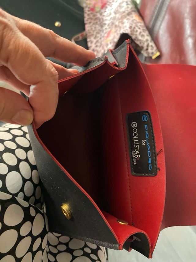 Neceser PIQUADRO - Bolso pequeño negro y rojo.