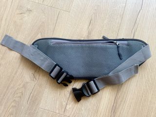 Riñonera deportiva negra y gris