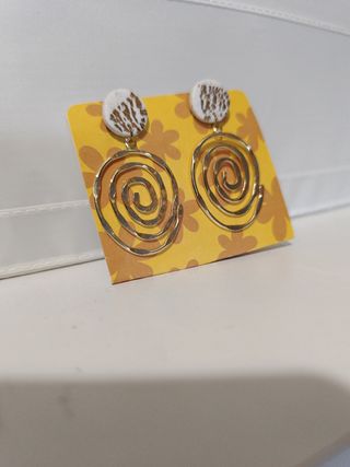 Pendientes espiral dorado y blanco