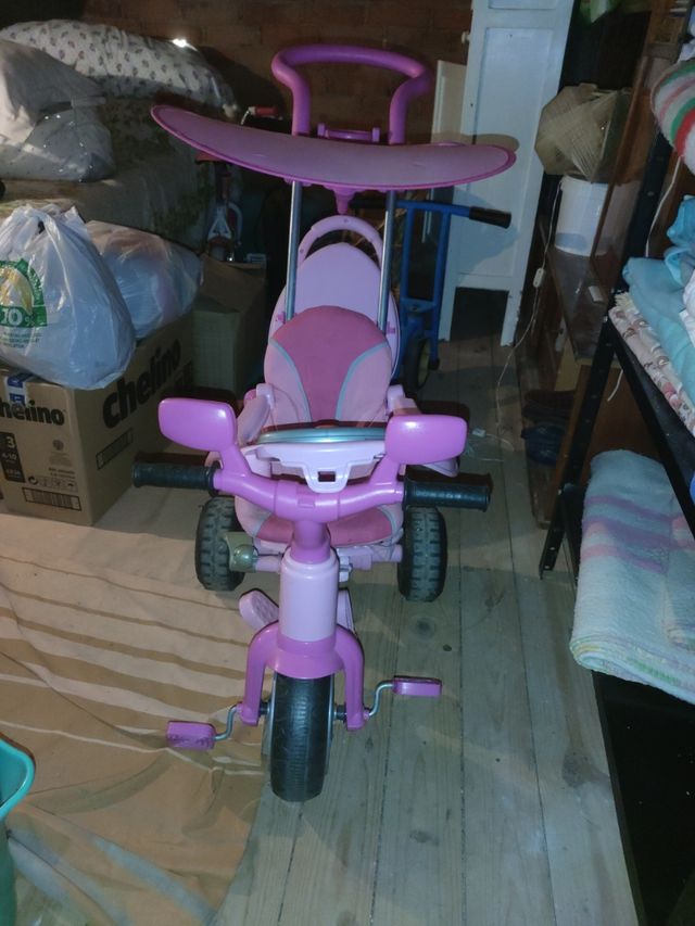 Triciclo infantil rosa con parasol