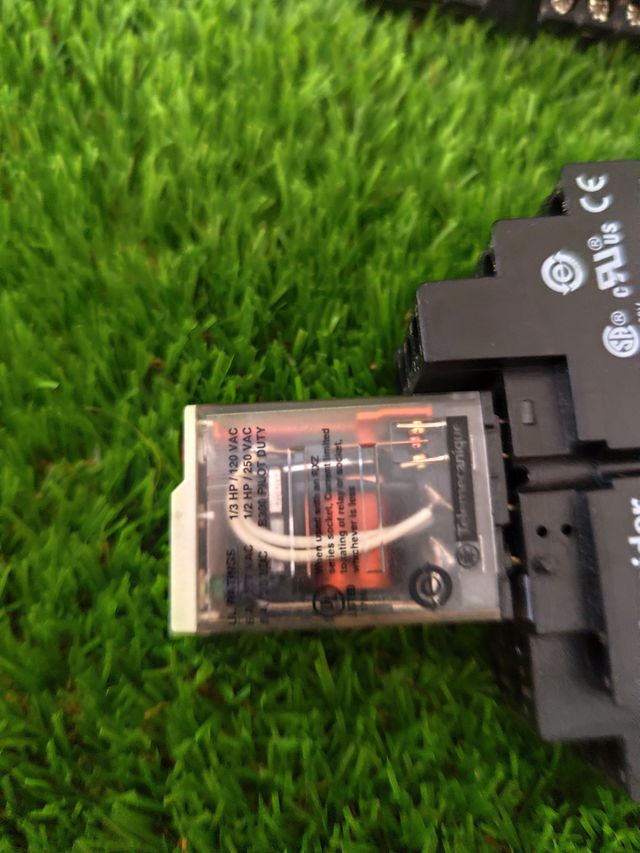 8 Relés Schneider RAZ2M114A