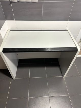 Escritorio gris o Mesa pequeña.