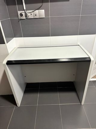 Escritorio gris o Mesa pequeña.