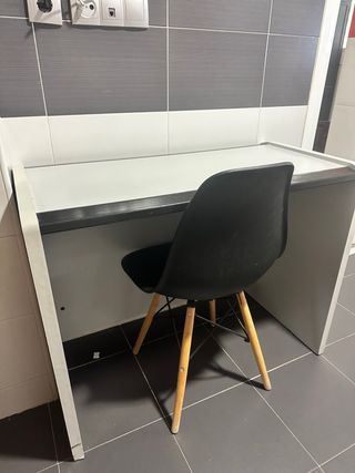 Escritorio gris o Mesa pequeña.