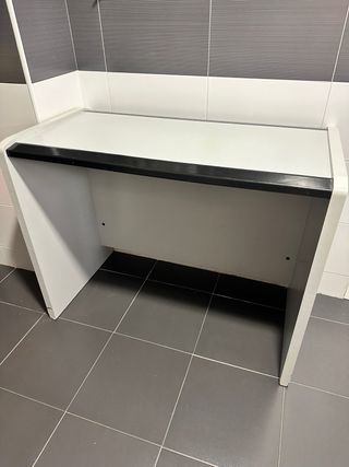 Escritorio gris o Mesa pequeña.