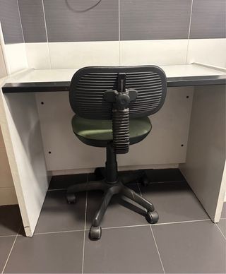 Escritorio gris o Mesa pequeña.