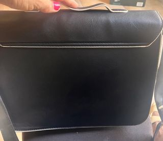 Bolso bandolera negra con detalles blancos