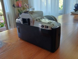 Cámara analógica CANON con objetivo