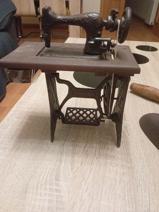 Máquina coser antigua miniatura