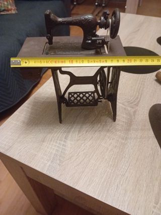 Máquina coser antigua miniatura