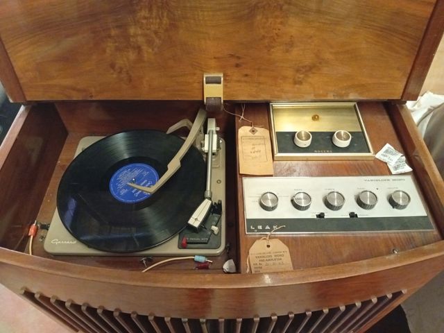 Radio gramófono antiguo válvulas