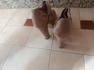 Botines tacón beige