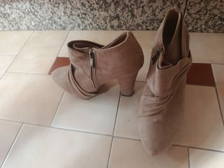 Botines tacón beige