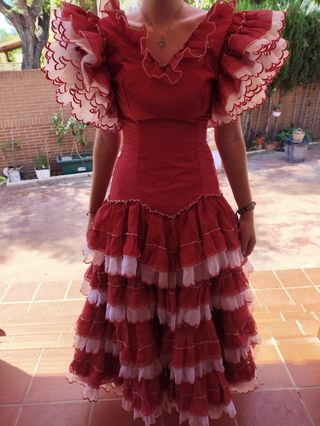 Traje de flamenca rojo y blanco con volantes 
