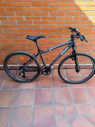 Bicicleta BTwin 26" tamaño medio, casi sin uso.