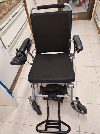 Silla de ruedas eléctrica plegable. 