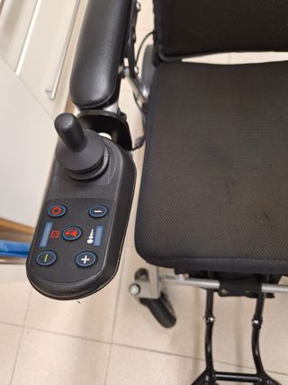 Silla de ruedas eléctrica plegable. 