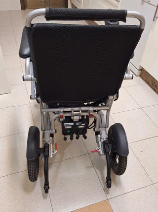 Silla de ruedas eléctrica plegable. 