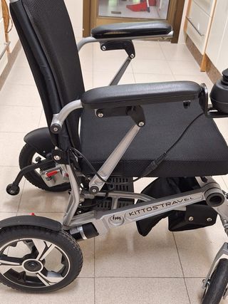 Silla de ruedas eléctrica plegable. 