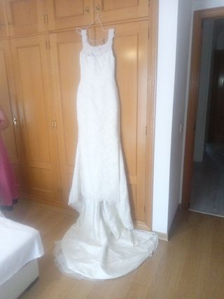 Vestido novia blanco encaje con cola larga y canca
