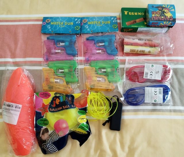 Vários artigos de festa.