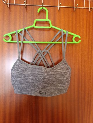 Top deportivo gris