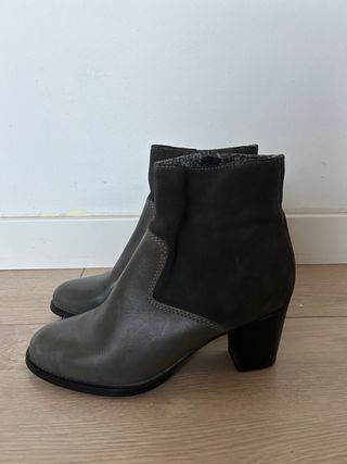 Botines grises tacón 6cm. Combinados ante y piel.