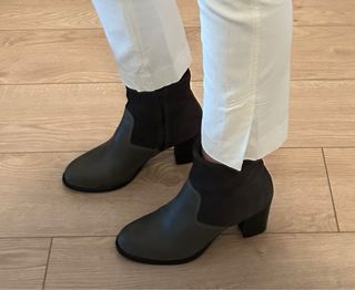 Botines grises tacón 6cm. Combinados ante y piel.