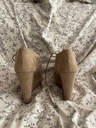 Botines cuña beige