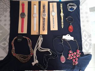 Bisutería variada: collares y relojes