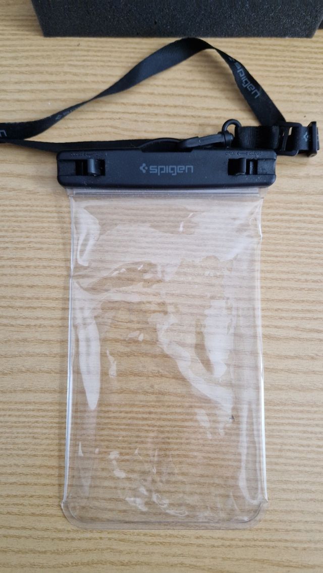 Custodia subacquea impermeabile Spigen trasparente